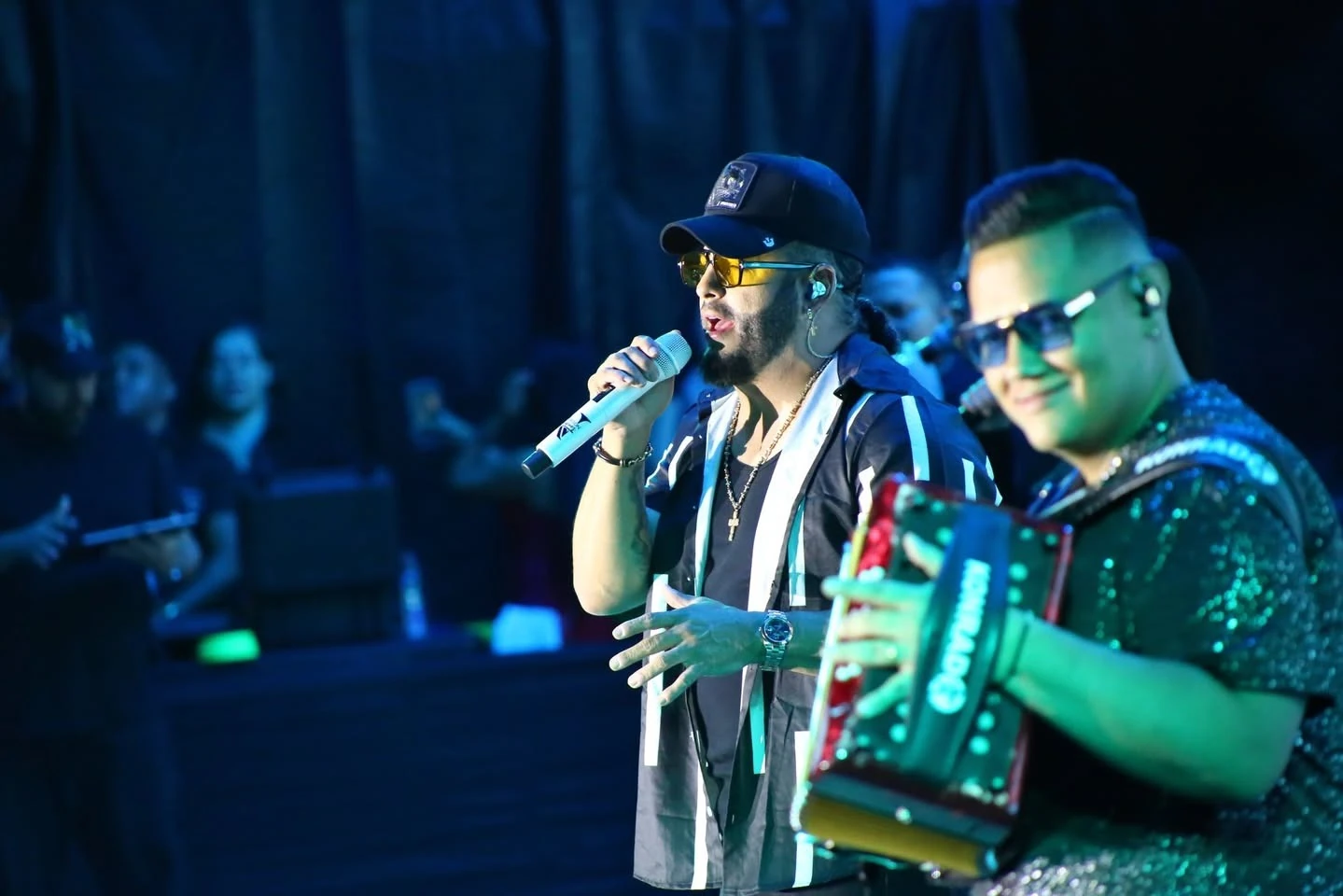 Nelson Velásquez cantando acompañado de acordeón